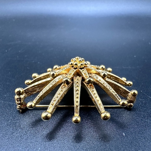 Vintage Signed MONET Gold Tone Starburst Flower Brooch Pin - Picture 6 of 10